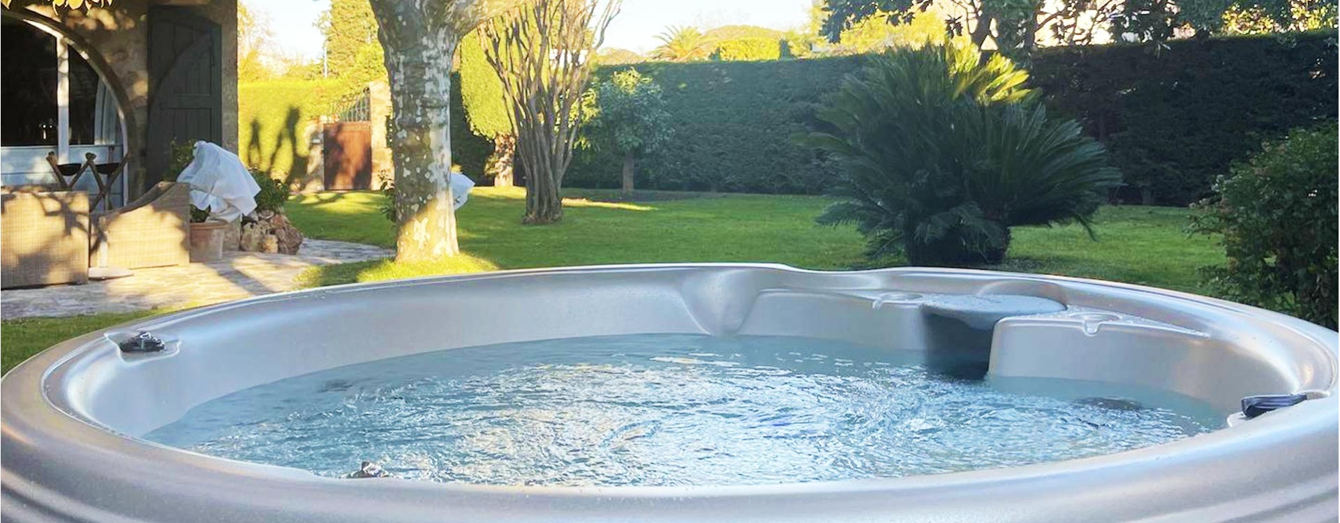 Spa rond 4-5 places dans un jardin paysager, à Mandelieu-la-Napoule