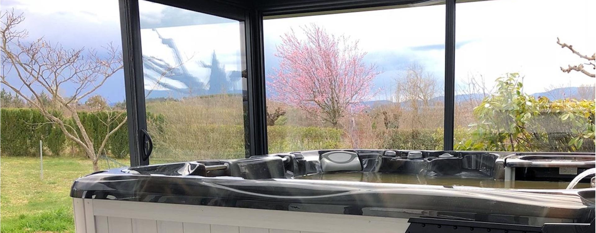 Spa 6 places assises et 1 place allongée dans une véranda à Florac