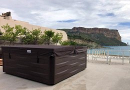 Installation d'un spa 5/6 places sur un toit terrasse sur la commune de Cassis dans les Bouches-du-Rhône