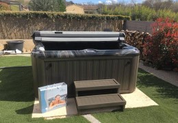 Installation d'un spa 6 personnes avec 1 place allongée à Orange dans le Vaucluse